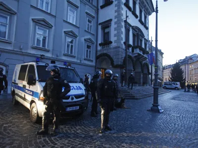 Policija<br><br><br>- Ljubljana 2012 - protest proti ljubljanskemu županu Zoranu Jankoviću - Gotof si - shod pred mestno hišo -.//FOTO: Luka Cjuha