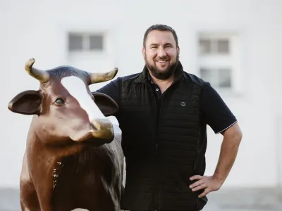 Pridelovalci mleka so že več kot 50 let podvrženi pranju možganov. Že od šestdesetih let 20. stoletja jim stroka dopoveduje, da je dobro mleko tisto, ki ima čim manj bakterij in somatskih celic. Ivan Larcher, francoski strokovnjak za sirarstvo 
