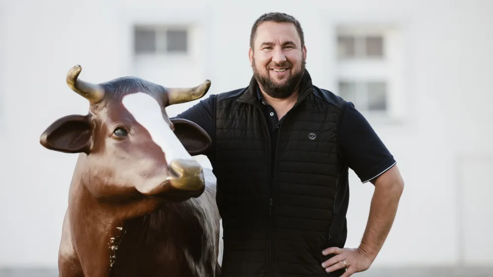 Pridelovalci mleka so že več kot 50 let podvrženi pranju možganov. Že od šestdesetih let 20. stoletja jim stroka dopoveduje, da je dobro mleko tisto, ki ima čim manj bakterij in somatskih celic. Ivan Larcher, francoski strokovnjak za sirarstvo 