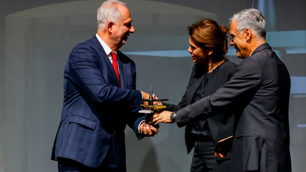 Vojkanu Jovičiću (levo) sta nagrado Inženirske zbornice Slovenije podelila njen predsednik Črtomir Remec in infrastrukturna ministrica Alenka Bratušek.
