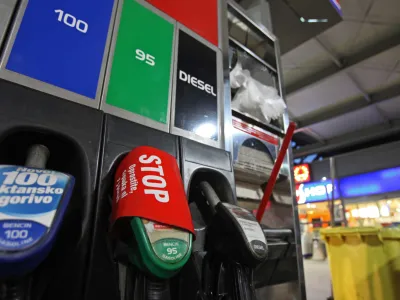 PETROL bencinski servis - črpalka - gorivo - diesel - dizel - Euro super - bencin<br><br><br><br>- podražitev bencina - cene goriv na bencinskih črpalkah bistveno višje<br><br><br><br><br>//FOTO: Luka Cjuha