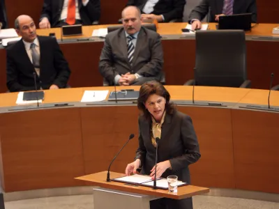 ﻿kandidatka za novo predsednico vlade Alenka Bratušek (predsednica PS) in predsednik vlade Janez Janša- - 28. Izredna seja DZ - Državni zbor - padec Janševe vlade 27.02. 2013 - na maratonski seji državnega zbora obravnavali konstruktivno nezaupnico Janševe vlade - izvolitev Janka Vebra (SD) za predsednika DZ in izvolitev nove predsednice vlade Alenke Bratušek (PS)//FOTO: Tomaž Skale