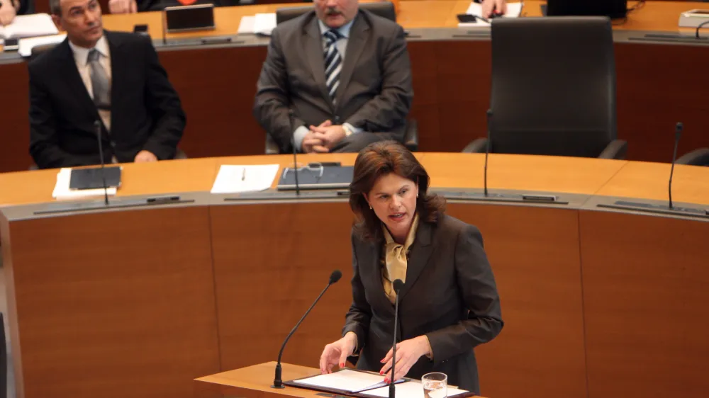 ﻿kandidatka za novo predsednico vlade Alenka Bratušek (predsednica PS) in predsednik vlade Janez Janša- - 28. Izredna seja DZ - Državni zbor - padec Janševe vlade 27.02. 2013 - na maratonski seji državnega zbora obravnavali konstruktivno nezaupnico Janševe vlade - izvolitev Janka Vebra (SD) za predsednika DZ in izvolitev nove predsednice vlade Alenke Bratušek (PS)//FOTO: Tomaž Skale