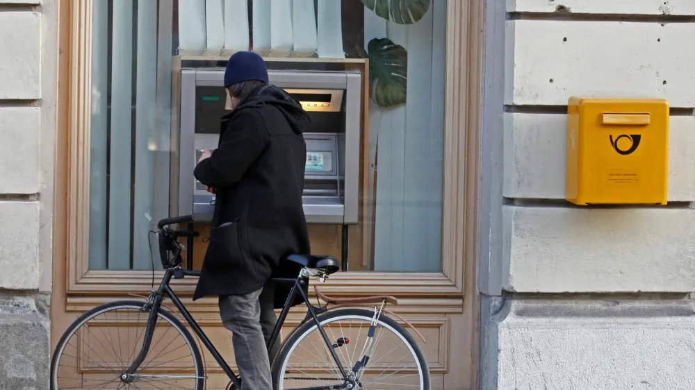 - obrtniki protestno dvigovali gotovino na bankomatih. - ?lani Obrtno-podjetni?ke zbornice (OZS) z dvigom gotovine iz bankomatov nadaljujejo dr?avljansko nepokor??ino, ki so jo v za?etku meseca za?eli s pro?njami na dav?no upravo za odlog pla?il prispevkov in davkov.<br> <br> <br> <br>///FOTO: Luka Cjuha