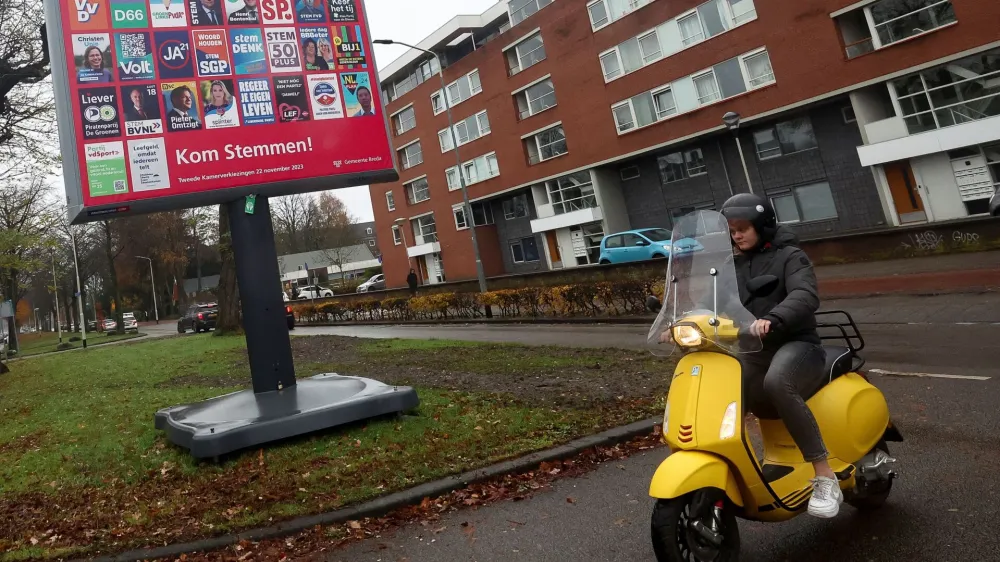 Oblasti volilce s plakati vabijo, naj pridejo oddat glas. Za 150 sedežev v parlamentu se poteguje 26 političnih strank.