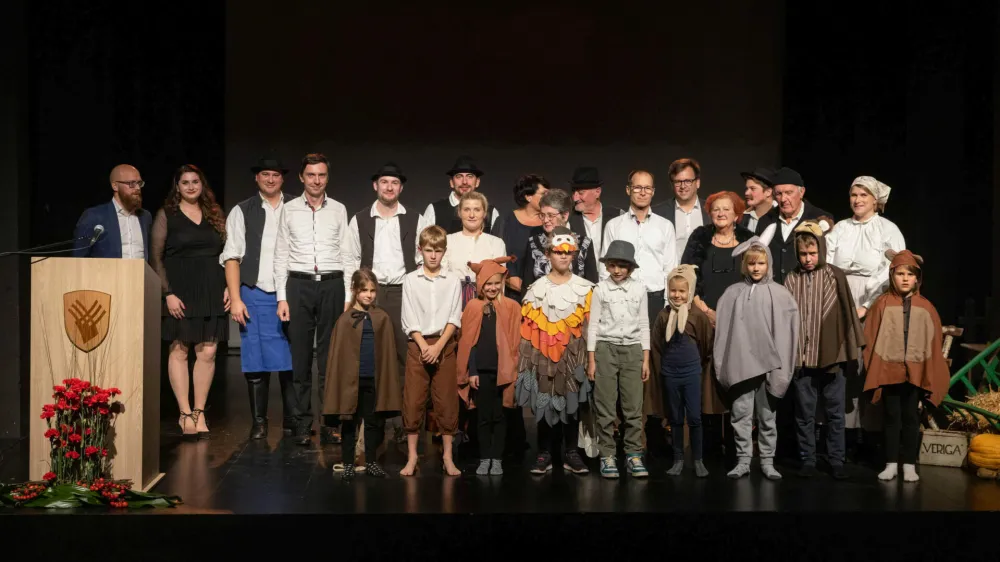 Dru&scaron;tvo je &scaron;e danes najbolj poznano po uprizoritvi Finžgarjeve drame Veriga in drugih uprizoritvah dramskih iger na prostem.
Foto: KUD Frana Sale&scaron;kega Finžgarja Senica