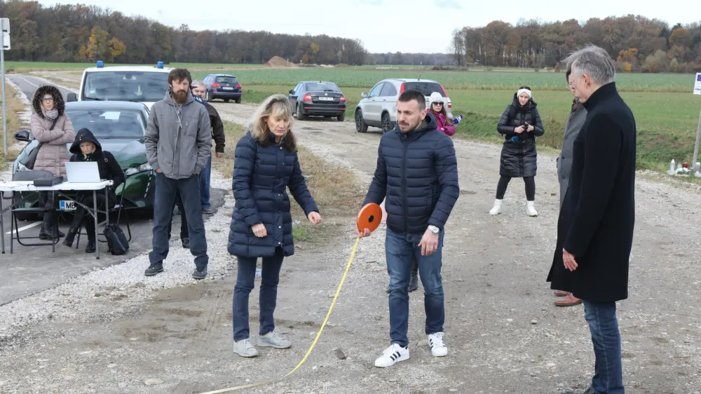 Z ogledom kraja kaznivega dejanja nadaljevanje sojenja Kristjanu Slodnjaku za očitke o pomoči pri umoru moškega iz Kidričevega Mostje 7 ogled kaznivega dejanja, sojenje na terenu. l glavna obravnava na kraju umora - Avtor: Igor Napast  - Maribor - Avtor: Igor Napast