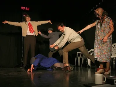 Impro liga, vseslovensko prvenstvo v improvizirani gledališki igri, bo v mesecu juniju stopila v sklepno fazo sezone 2007/08. Pred ljubitelji spontane igre po predlogih gledalcev je namreč le še veliki finale za pokal državnega prvaka v improvizaciji.<br>Prva finalna tekma bo tako na sporedu v nedeljo, 1. junija, ob 20. uri, predstavo bo povezoval Jure Karas, drugo pa si bodo gledalci lahko ogledali teden kasneje, torej v nedeljo, 8. junija, prav tako ob 20. uri, predstavo pa bo povezoval Boštjan Gorenc - Pižama.