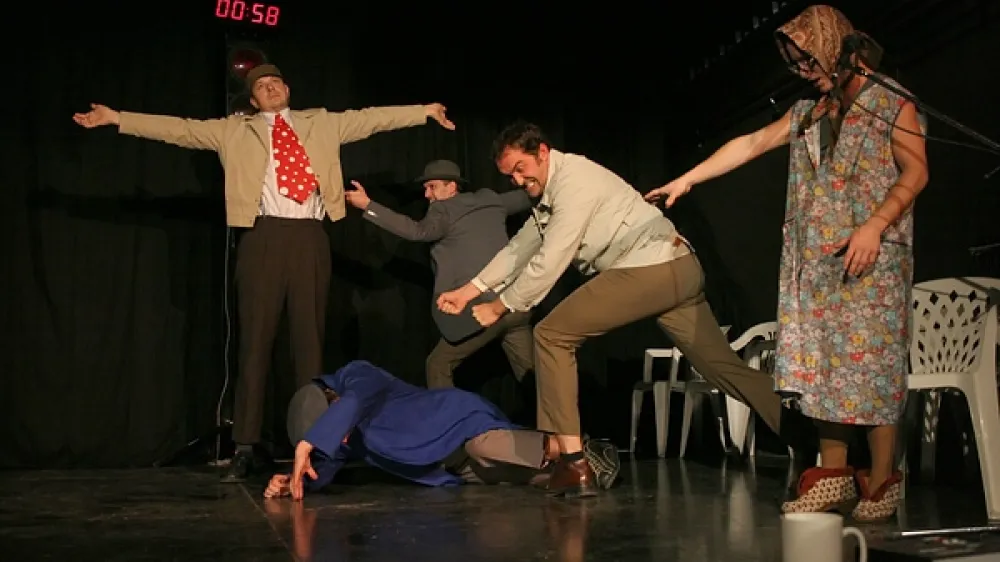 Impro liga, vseslovensko prvenstvo v improvizirani gledališki igri, bo v mesecu juniju stopila v sklepno fazo sezone 2007/08. Pred ljubitelji spontane igre po predlogih gledalcev je namreč le še veliki finale za pokal državnega prvaka v improvizaciji.<br>Prva finalna tekma bo tako na sporedu v nedeljo, 1. junija, ob 20. uri, predstavo bo povezoval Jure Karas, drugo pa si bodo gledalci lahko ogledali teden kasneje, torej v nedeljo, 8. junija, prav tako ob 20. uri, predstavo pa bo povezoval Boštjan Gorenc - Pižama.