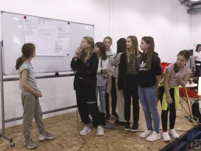 Dekleta so bila soočena z izzivom, naj v skupinah prikažejo, kako bi želela, da se jim predstavljajo poklici prihodnosti na šolah oziroma v drugih okoljih. 