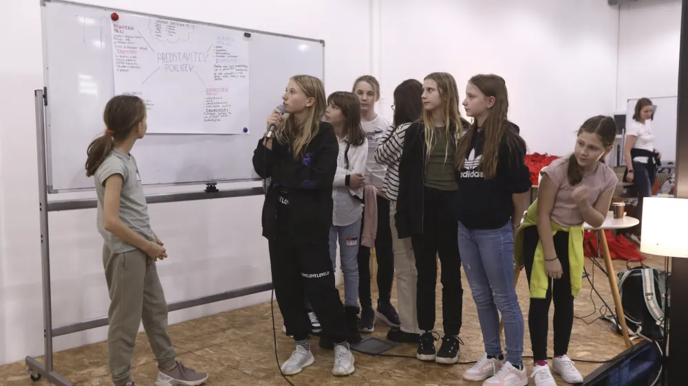 Dekleta so bila soočena z izzivom, naj v skupinah prikažejo, kako bi želela, da se jim predstavljajo poklici prihodnosti na šolah oziroma v drugih okoljih. 