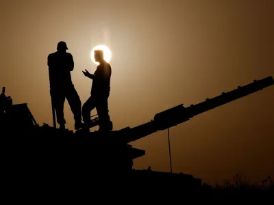Israeli soldiers stand on a tank, amid the ongoing conflict between Israel and the Palestinian group Hamas, near Israel's border with Gaza in southern Israel, November 23, 2023. REUTERS/Amir Cohen
