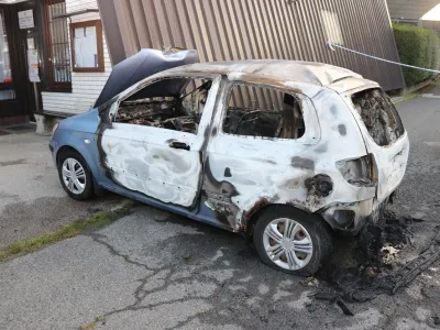 V trgovskem centru so v garaži zažgali dva avtomobila, potem pa se je požar razširil še na več vozil, uničil je tudi streho, neposredne škode je bilo za 130 tisočakov, lahko pa da bo še bistveno višja