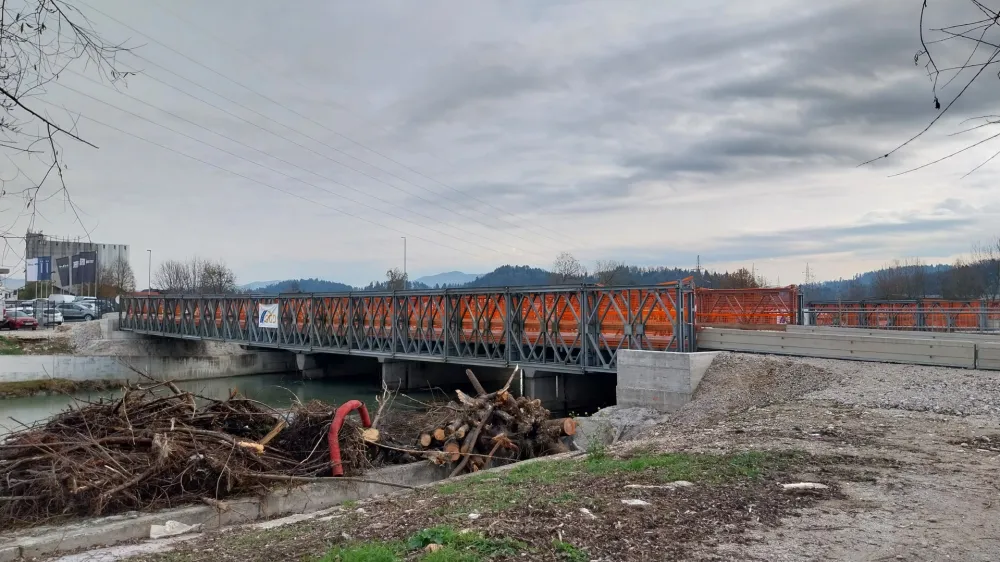 V začetku decembra je v načrtu tudi odstranitev porušenega mostu na Viru pri Domžalah.