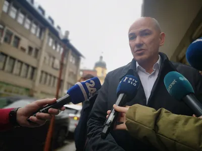 Predsednik SDS Janez Janša je pogosto gost celjskega okrožnega sodišča, kjer obravnavajo tudi obtožnico zaradi sumljive preprodaje Janševe parcele v Trenti.