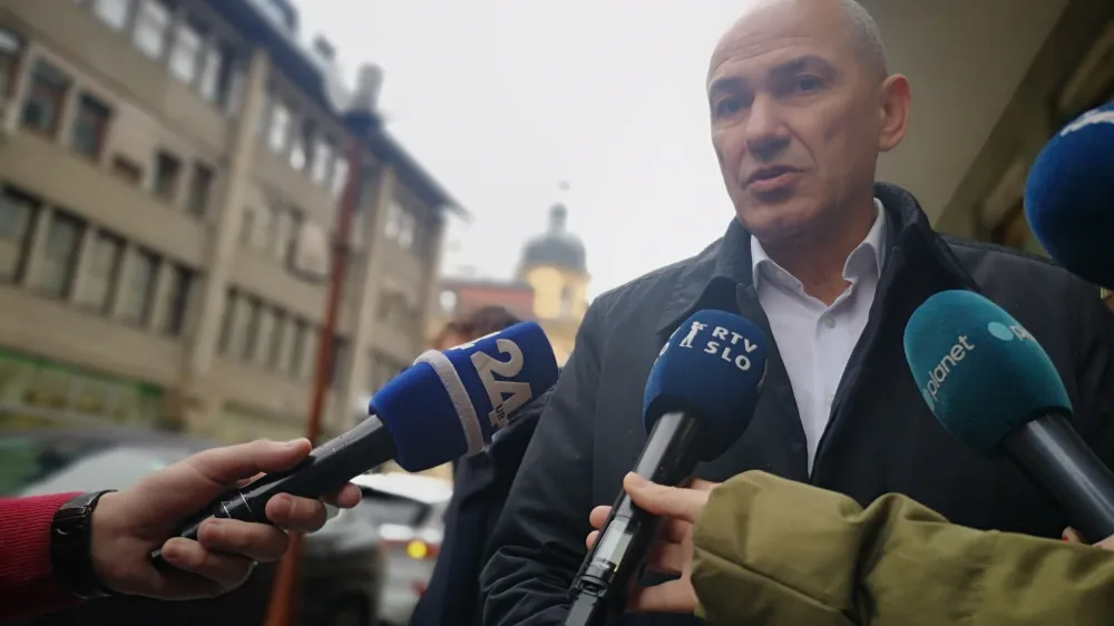 Predsednik SDS Janez Janša je pogosto gost celjskega okrožnega sodišča, kjer obravnavajo tudi obtožnico zaradi sumljive preprodaje Janševe parcele v Trenti.