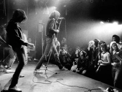 The Ramones so v klubu CBGB prvič nastopili leta 1974, fotografija pa je z njihovega koncerta tri leta pozneje. 