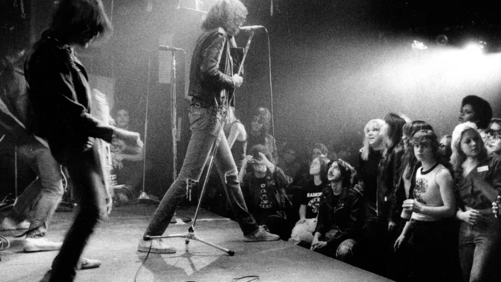 The Ramones so v klubu CBGB prvič nastopili leta 1974, fotografija pa je z njihovega koncerta tri leta pozneje. 