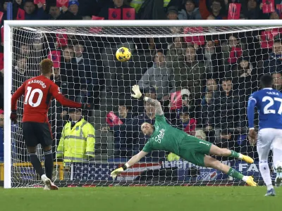 Soccer Football - Premier League - Everton v Manchester United - Goodison Park, Liverpool, Britain - November 26, 2023 Manchester United's Marcus Rashford scores their first goal from the penalty spot past Everton's Jordan Pickford Action Images via REUTERS/Jason Cairnduff NO USE WITH UNAUTHORIZED AUDIO, VIDEO, DATA, FIXTURE LISTS, CLUB/LEAGUE LOGOS OR 'LIVE' SERVICES. ONLINE IN-MATCH USE LIMITED TO 45 IMAGES, NO VIDEO EMULATION. NO USE IN BETTING, GAMES OR SINGLE CLUB/LEAGUE/PLAYER PUBLICATIONS.