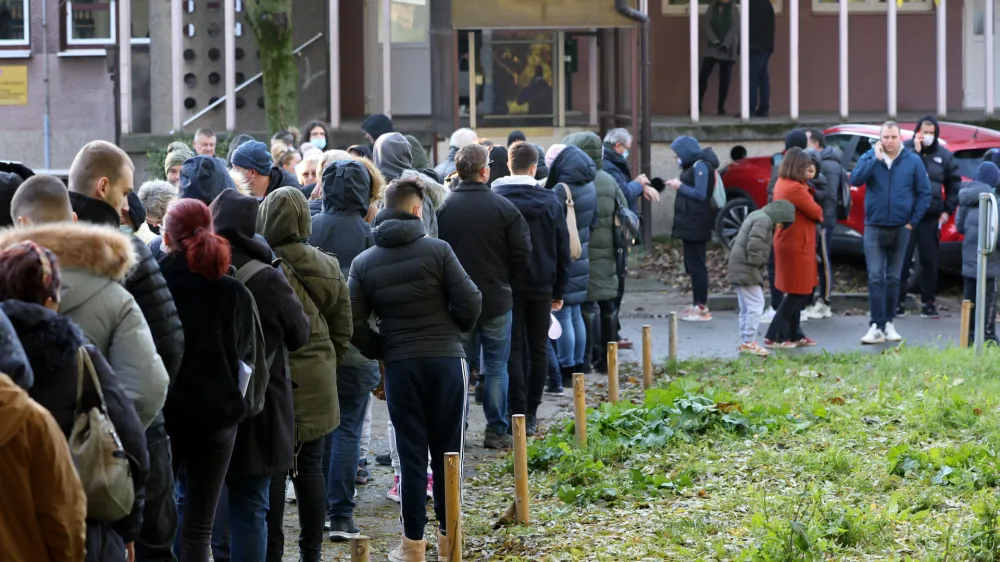 29.11.2023., Zagreb - Testiranje na hripavac na testnom mjestu u montaznom objektu ispred Hrvatskog zavoda za javno zdravstvo u Rockfellerovoj 12. Photo: Sanjin Strukic/PIXSELL