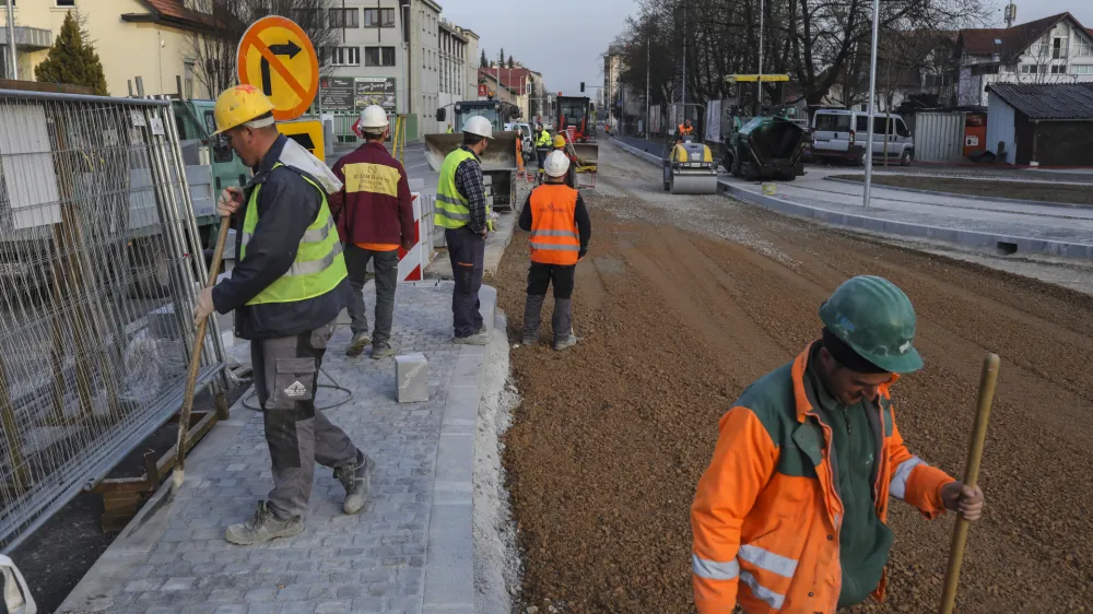 ﻿- 20.02.2019 - Križišče Celovška cesta - Drenikova ulica v Ljubljani – obnova ceste ter ureditev površin za kolesarje in pešce  //FOTO: Jaka Gasar