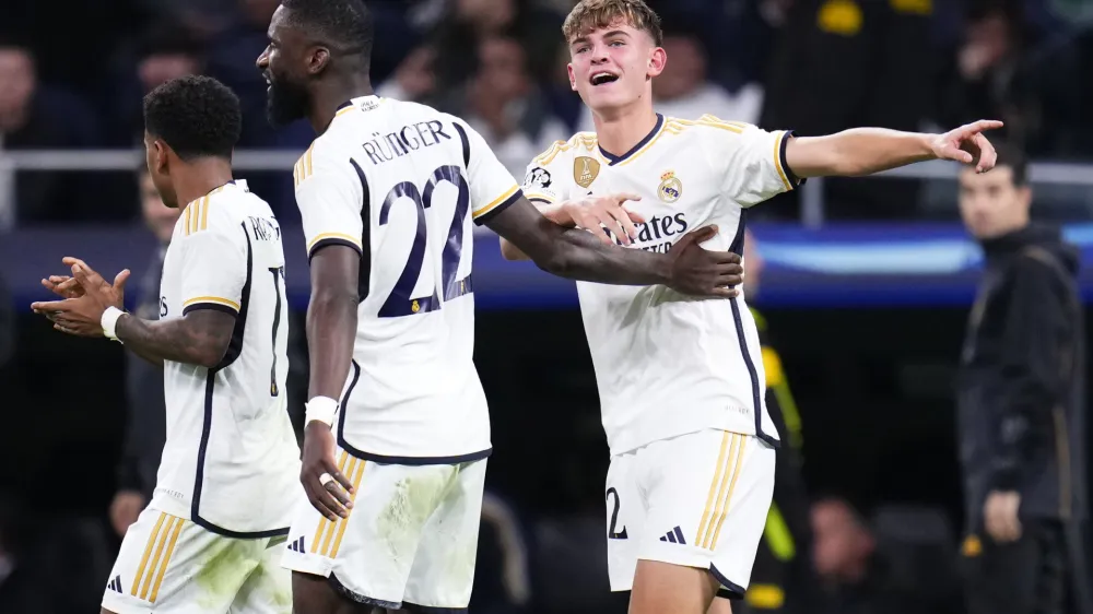 Real Madrid's Nico Paz, right, celebrates with teammates after scoring his side's third goal during the Champions League Group C soccer match between Real Madrid and Napoli at the Santiago Bernabeu stadium in Madrid, Spain, Wednesday, Nov. 29, 2023. (AP Photo/Manu Fernandez)