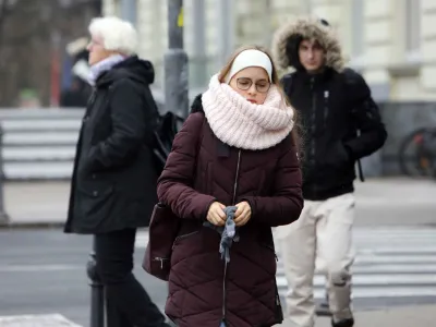 - 04.12.2023 – simbolična fotografija – zima – jutranji mraz v Ljubljani – temperature padle pod ničlo – //FOTO: Tomaž Skale