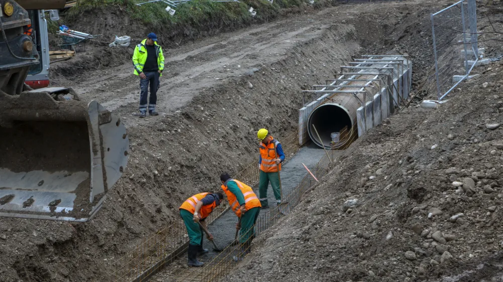 ﻿- 25.11.2019 - Povezovalni kanalizacijski kanal C0 - gradnja kanalizacijskega omrežja in povezovalnega kanalizacijskega kanala v Mestni občini Ljubljana - projekt odvajanja in čiščenja odpadne vode na območju občin Vodice in Medvode – kanalizacija -   //FOTO: Luka Cjuha..