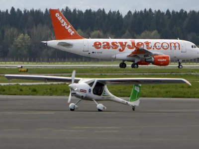 pilot Matevž Lenarčič ob vrnitvi s poti okoli sveta in v ozadju letalo družbe easyJet- prihod pilota Matevža Lenarčiča na Brnik kateri je uspešno s Pipistrelovim letalom virus SW 914 sklenil polet okoli sveta//FOTO: Tomaž Skale