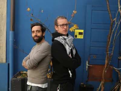 Večplastna gledališka ustvarjalca Vito Weis, sicer član igralskega ansambla Slovenskega mladinskega gledališča, in Uroš Kaurin, programski vodja KUD Moment ter član ansambla Lutkovnega gledališča Maribor, sta se vrnila s četrtim nadaljevanjem svoje avtorske predstave Heroj. 