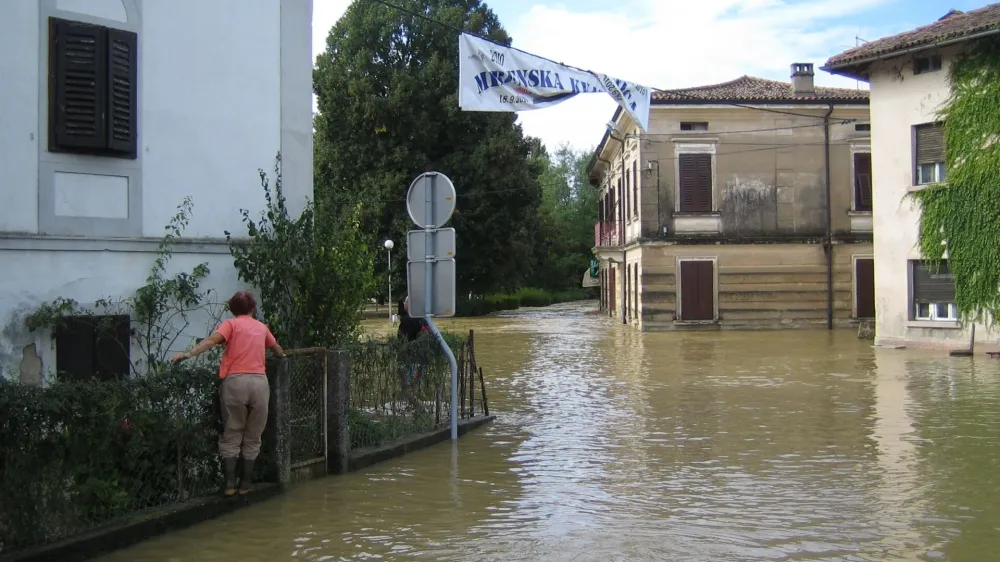 poplavljeno središče Mirna v spodnji Vipavski dolini - bregove prestopila reka Vipava