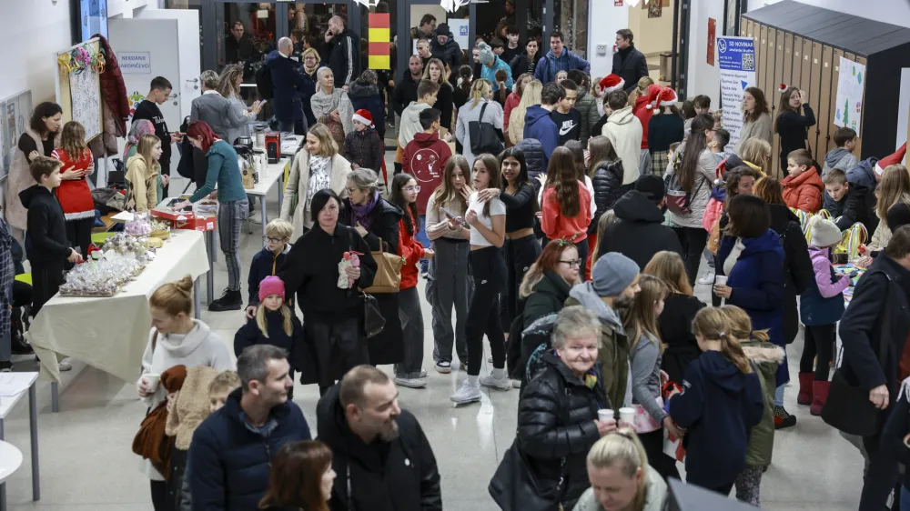 Bazar je tudi letos pritegnil veliko pozornost star&scaron;ev, pri&scaron;lo je tudi precej nekdanjih učencev.&nbsp;
