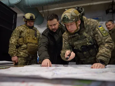 FILED - 30 November 2023, Ukraine, ---: Ukrainian President Volodymyr Zelensky (C) visits soldiers on the front line area in the Kharkiv region. Photo: -/Ukrainian Presidency/dpa - ATTENTION: editorial use only and only if the credit mentioned above is referenced in full