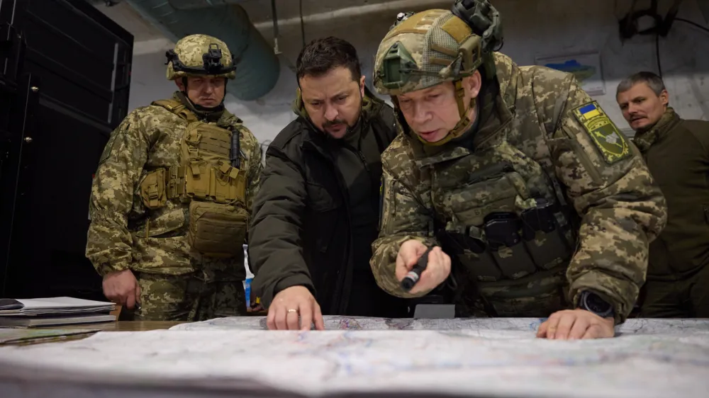 FILED - 30 November 2023, Ukraine, ---: Ukrainian President Volodymyr Zelensky (C) visits soldiers on the front line area in the Kharkiv region. Photo: -/Ukrainian Presidency/dpa - ATTENTION: editorial use only and only if the credit mentioned above is referenced in full