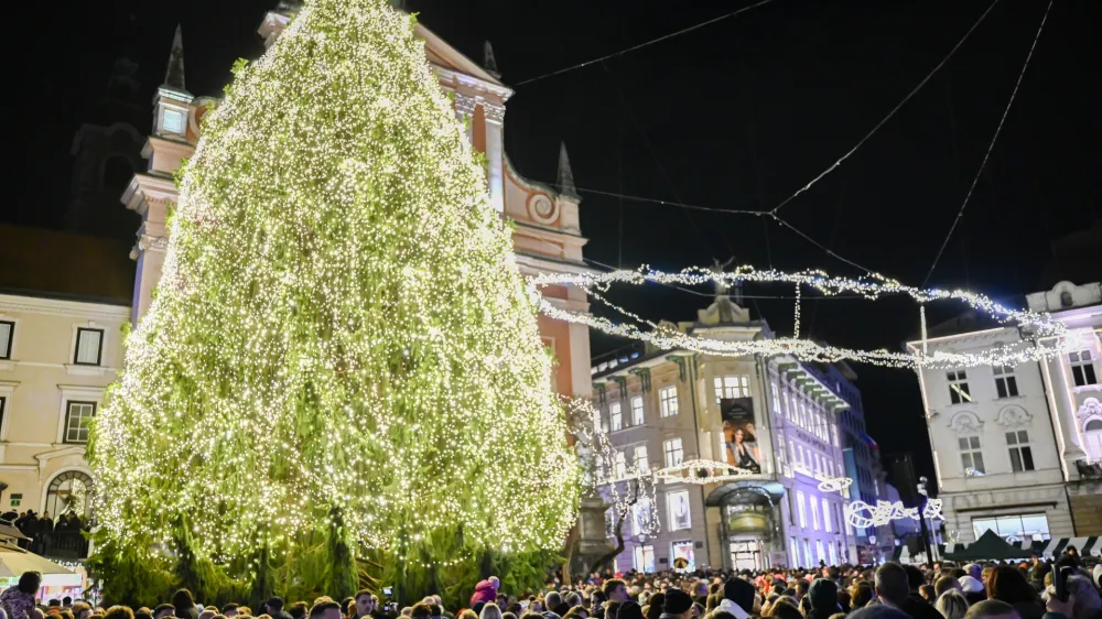 - 01.12.2023 – Veseli December v Ljubljani 2023 - prižig prazničnih luči v središču prestolnice - svetlobna okrasitev mesta - začetek prazničnega decembrskega sejma na ljubljanskih ulicah - novoletno okrašena Ljubljana - //FOTO: Nik Erik Neubauer