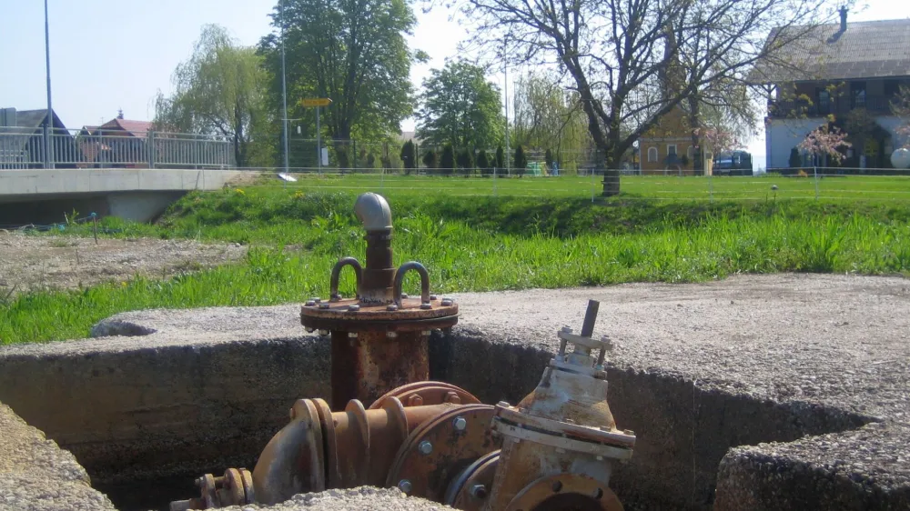 Vrtina termalne vode na MostecuObčina BrežiceFoto: Ernest Sečen