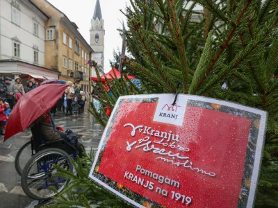 Z namenom, da bi bližajoče se praznične dni polepšali tudi ranljivejšim občanom, v Kranju že peto leto poteka dobrodelni projekt V Kranju dobro v srcu mislimo.
 