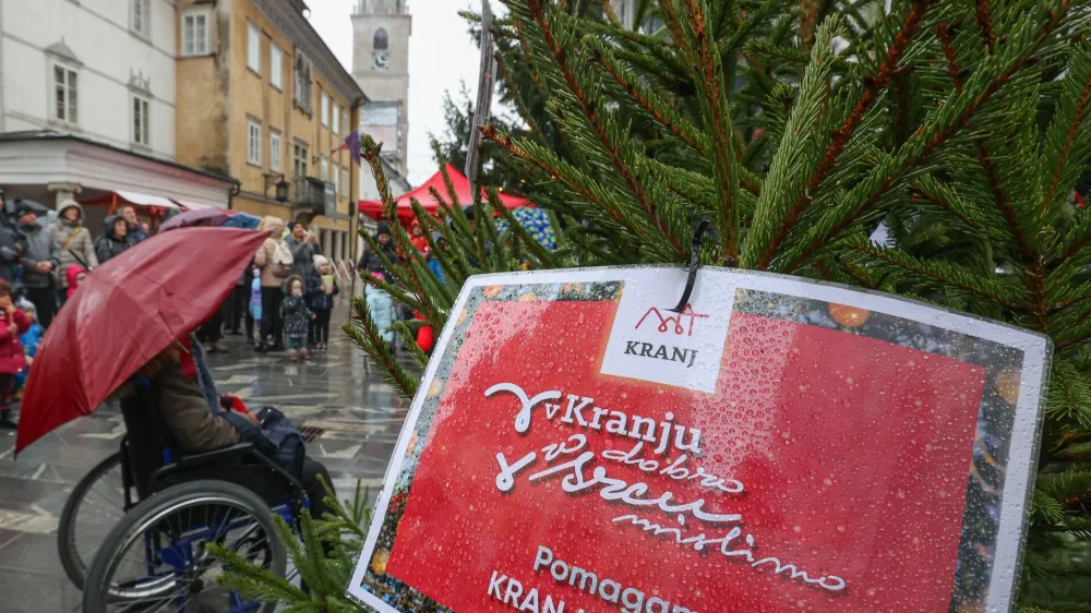 Z namenom, da bi bližajoče se praznične dni polepšali tudi ranljivejšim občanom, v Kranju že peto leto poteka dobrodelni projekt V Kranju dobro v srcu mislimo.
 