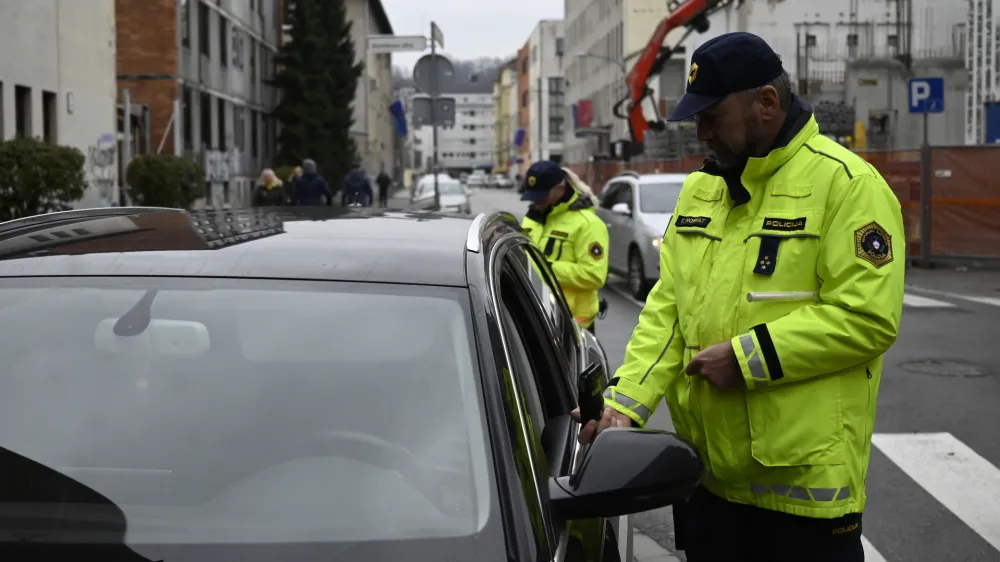 - preizkus alkoholiziranosti - alkotest, alkohol v prometu, policija - 06.12.2022 - policisti Postaje prometne policije Ljubljana vršili postopke preizkusov alkoholiziranosti voznikov v prometu na Kotnikovi ulici pred poslopjem Agencije za varnost prometa - //FOTO: Nik Erik Neubauer