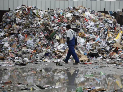 - Papir servis d.o.o. družba za ravnanje z odpadki, Pod ježami 3, reciklaža - plastika - plastenke ///FOTO: Luka Cjuha