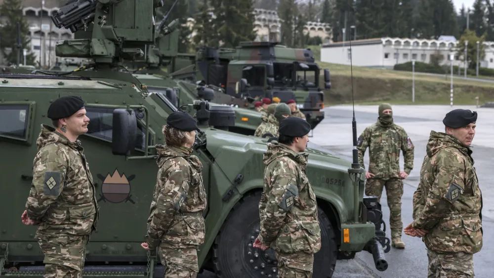 - simbolična fotografija – vojaki SV -- 31.03.2023 – Slovenska vojska (SV) - Vojašnica Ivana Cankarja Vrhnika - obisk predsednice republike v okviru katerega se je seznanila s stanjem pripravljenosti Slovenske vojske v letu 2022, //FOTO: Jaka Gasar