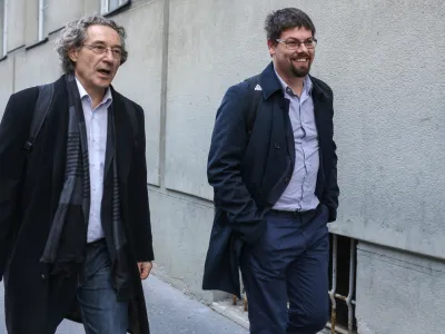 ﻿vodja konfederacije sindikatov javnega sektorja Branimir Štrukelj in ?predsednik sindikata Pergam Jakob Počivavšek<br><br><br>   - 22.11.2016 - pogajanja med vlado in sindikati javnega sektorja - Vladna ponudba, da se najslabše plačanim v javnem sektorju v prihodnjem letu nameni deset milijonov evrov, je sindikate vrnila za pogajalsko mizo, a so ocenili, da so ponujena sredstva prenizka in predlagali njihovo povišanje na 28 milijonov.  //FOTO: Jaka Gasar