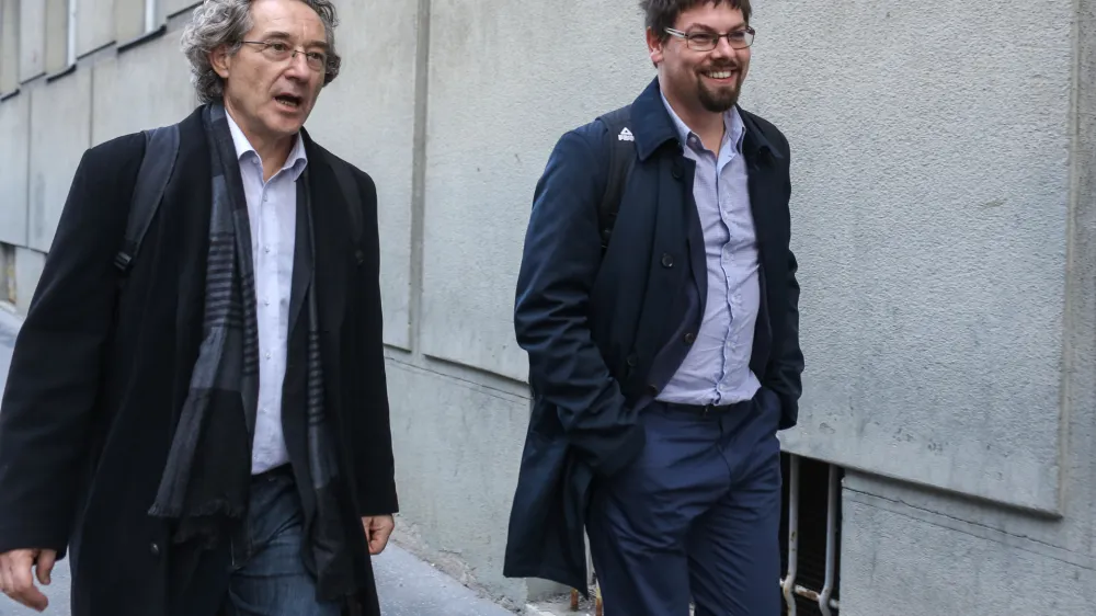 ﻿vodja konfederacije sindikatov javnega sektorja Branimir Štrukelj in ?predsednik sindikata Pergam Jakob Počivavšek<br><br><br>   - 22.11.2016 - pogajanja med vlado in sindikati javnega sektorja - Vladna ponudba, da se najslabše plačanim v javnem sektorju v prihodnjem letu nameni deset milijonov evrov, je sindikate vrnila za pogajalsko mizo, a so ocenili, da so ponujena sredstva prenizka in predlagali njihovo povišanje na 28 milijonov.  //FOTO: Jaka Gasar