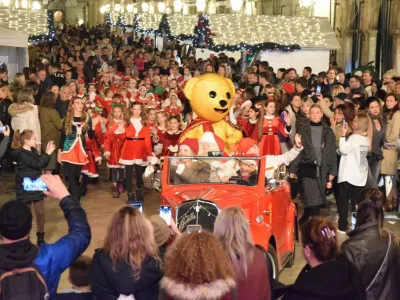 Dubrovnik, 02.12.2023. – Paljenjem blagdanske rasvjete na dubrovačkom Stradunu u subotu navečer otvoren je 10. Dubrovački zimski festival. Foto Hina/Baldo MARUNČIĆ