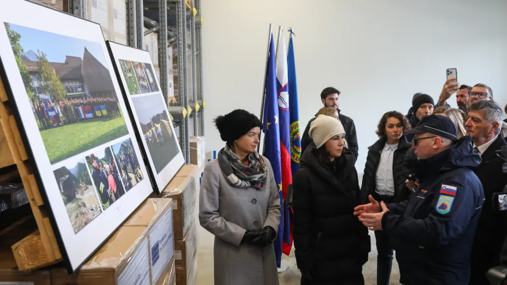 Ogled razstave.generalni direktor Uprave RS za zaščito in reševanje Leon Behinministrica za zunanje in evropske zadeve Tanja Fajonnemška zunanja ministrica Annalena Baerbock - 05.12.2023 - Državni logistični center Roje, Obvozna cesta 112 - obisk nemške ministrice za zunanje zadeve - ogled logističnega centra - //FOTO: Bojan Velikonja