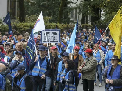 - 25.10.2023 – protestni shod pred vlado v organizaciji Sindikata vzgoje, izobraževanja, znanosti in kulture Slovenije //FOTO: Luka Cjuha