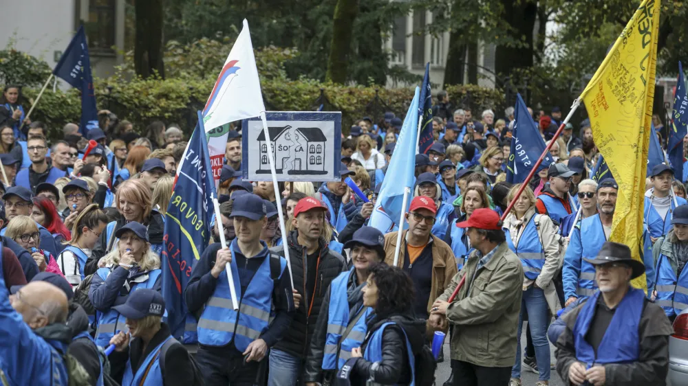 - 25.10.2023 – protestni shod pred vlado v organizaciji Sindikata vzgoje, izobraževanja, znanosti in kulture Slovenije //FOTO: Luka Cjuha