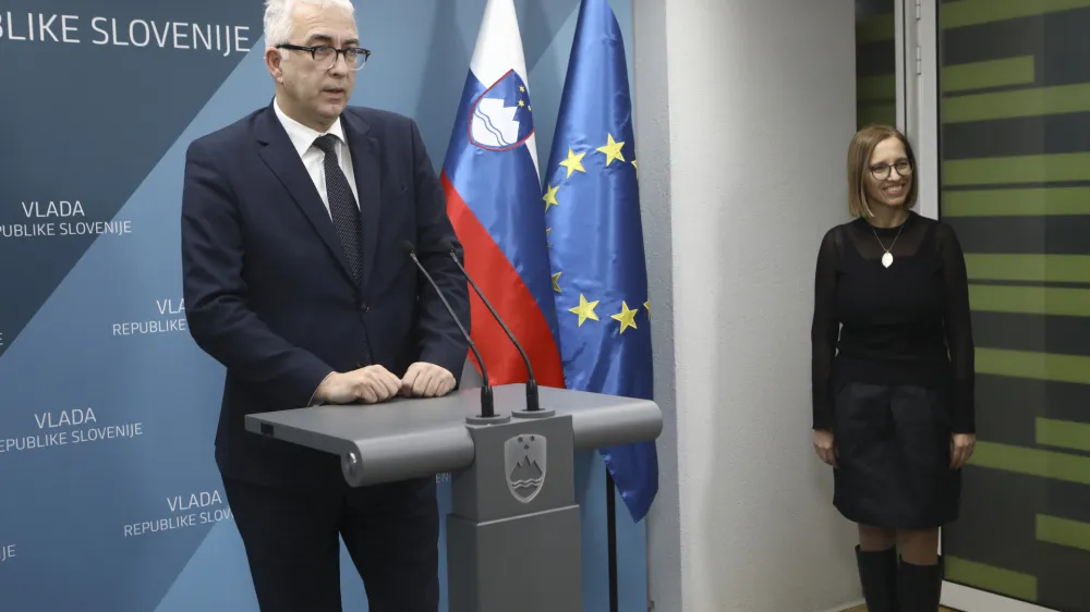 Glavni izvršni direktor Gospodarske zbornice Slovenije Mitja Gorenšček in ministrica za zdravje Valentina Prevolnik Rupel- 06.12.2023 - Srečanje predsednika vlade Roberta Goloba s predstavniki gospodarskih združenj in organizacij, na katerem bodo razpravljali o predlogu zakona o nujnih ukrepih na področju zdravstvenega varstva. //FOTO: Luka Cjuha