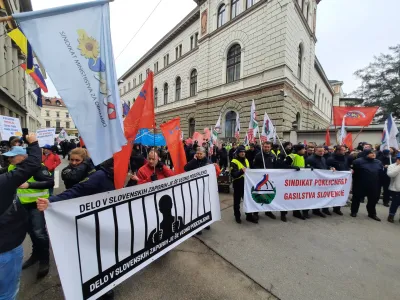 Udeleženci protesta pred stavbo vlade.