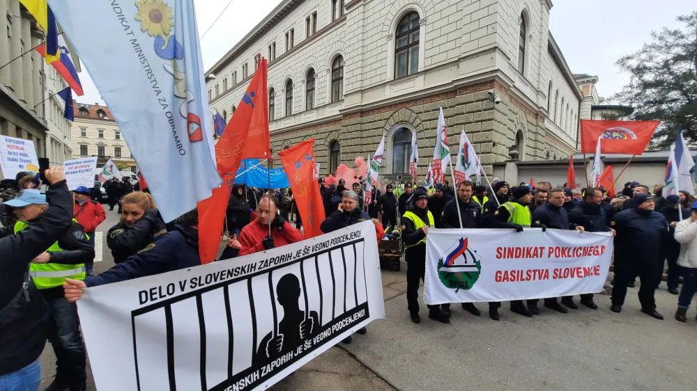 Udeleženci protesta pred stavbo vlade.